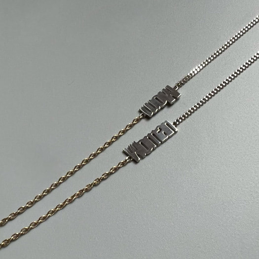 momwomanのプレートとchainnecklace