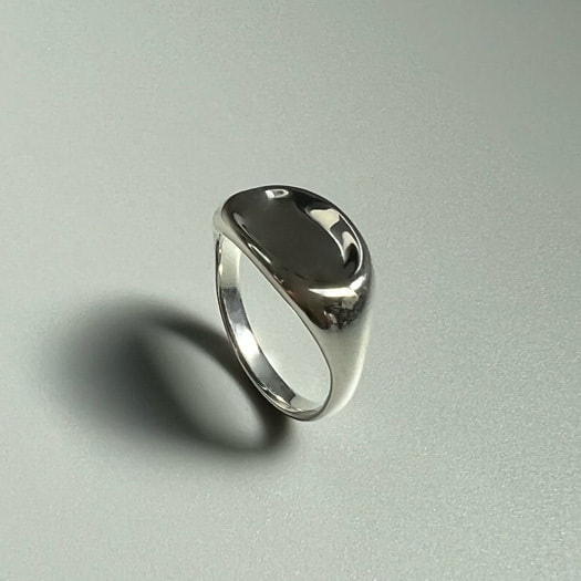 OvalPinkyRingが立っている写真
