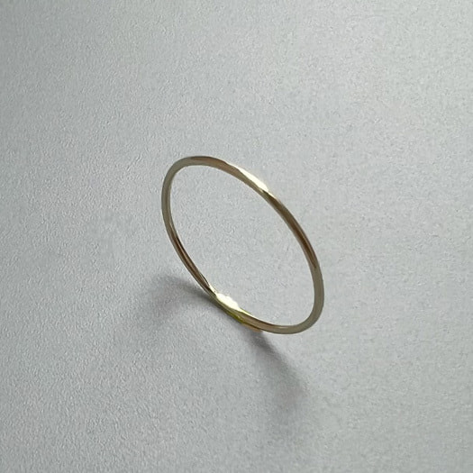 きわめて細い金のユビワ