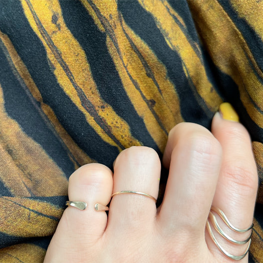 左手に細いringを3本着けている画像