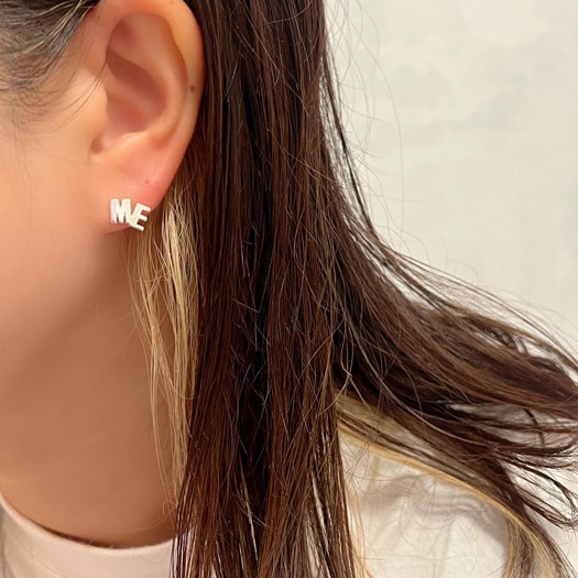 MEのpierceを女性が着用している写真