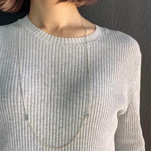 80ｃｍのネックレスを身に着けているphoto
