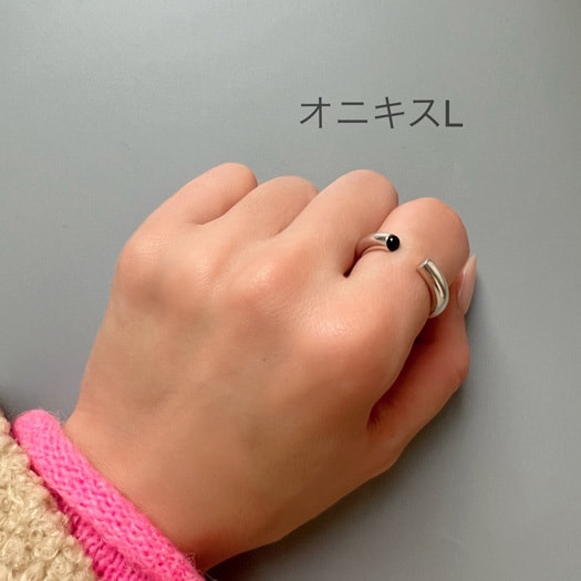 オニキスのオープンリングの着用画像