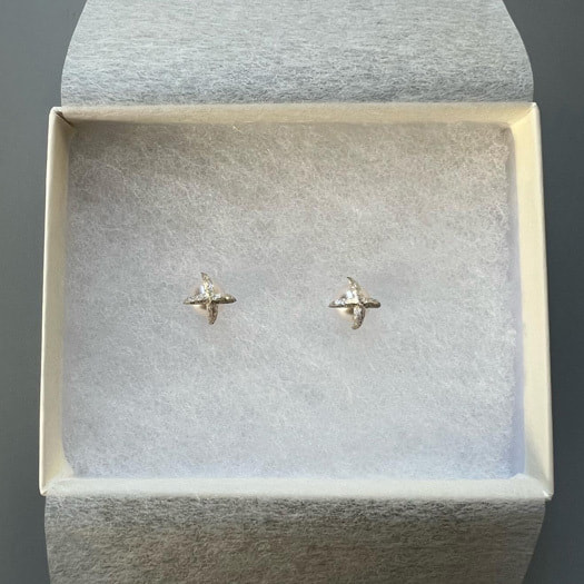 箱に入っているホワイトパールのピアス