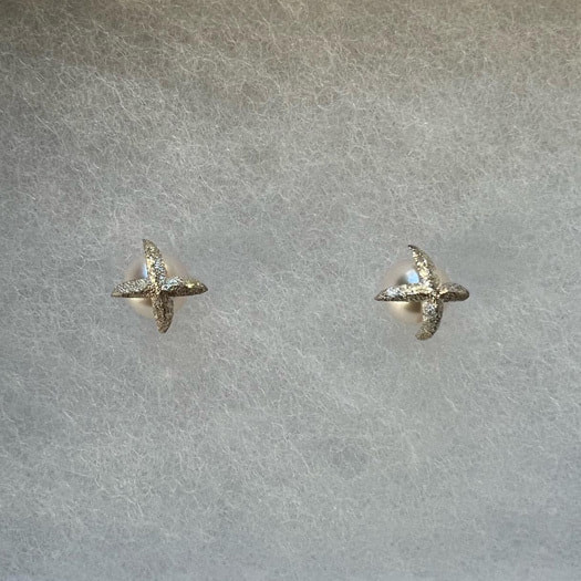 十字のモチーフが付いているpierce