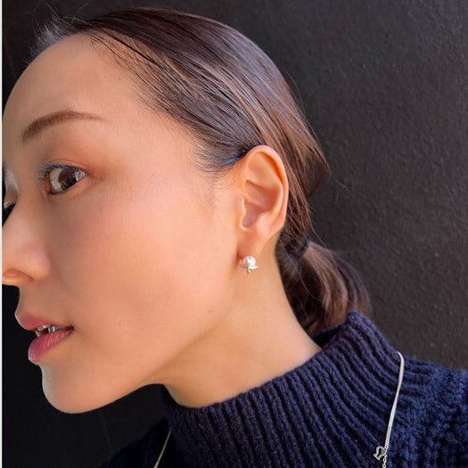 耳たぶでキラッと光るパールピアス