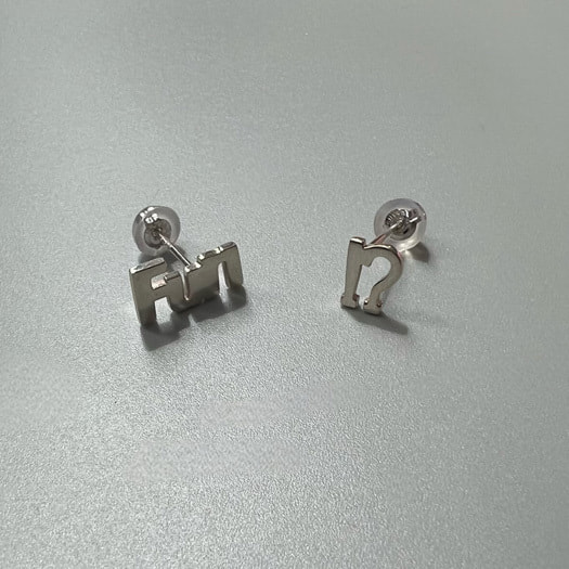 funのメッセージピアス