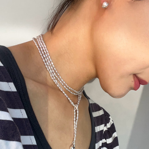 ライスパールのネックレスを着用した横顔