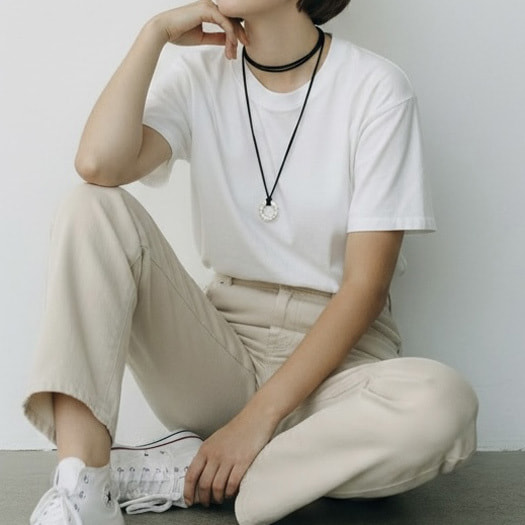 白いTシャツに合わせた着用画像