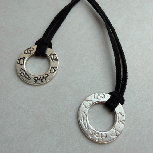 花の彫りがあるチャーム付きnecklace